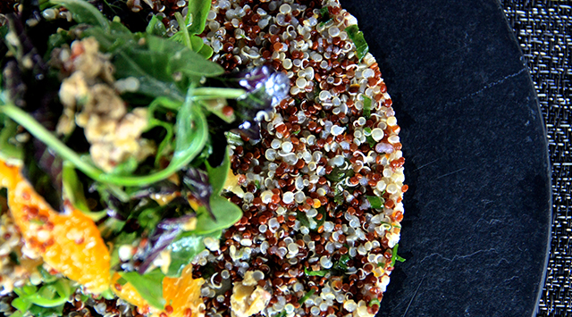 Salade de quinoa aux herbes et à l’orange, huile d’une tapenade