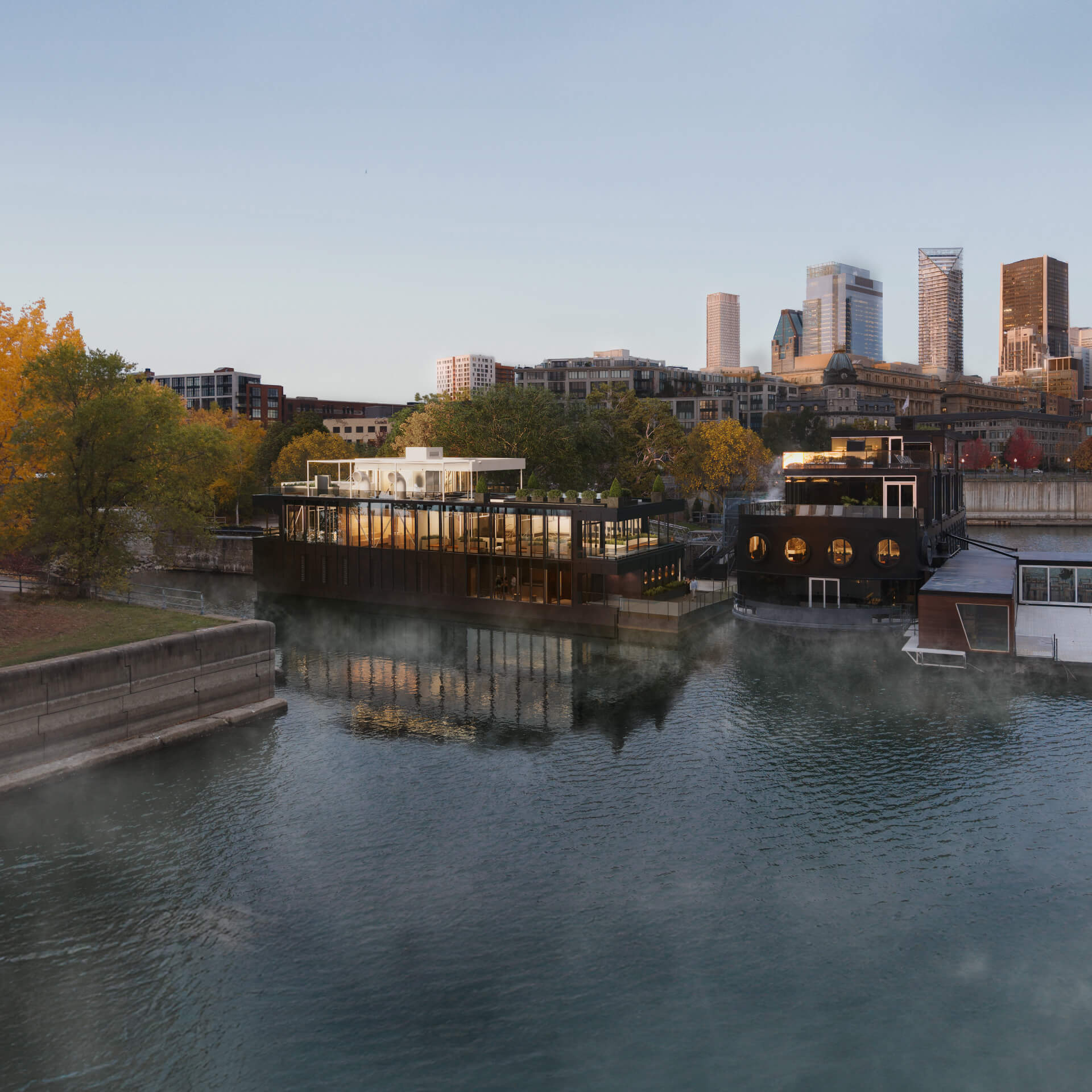 Nouveau navire à côté du bateau actuel avec la ville de Montréal en arrière-plan